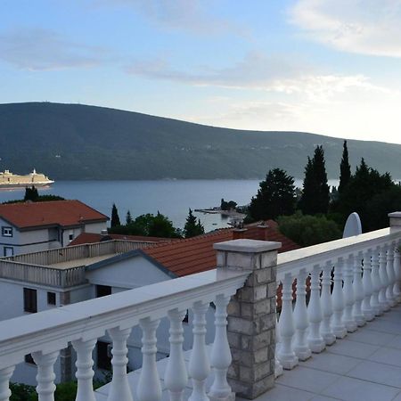Апарт готель Family House With Pool & Sea View Бієла Екстер'єр фото