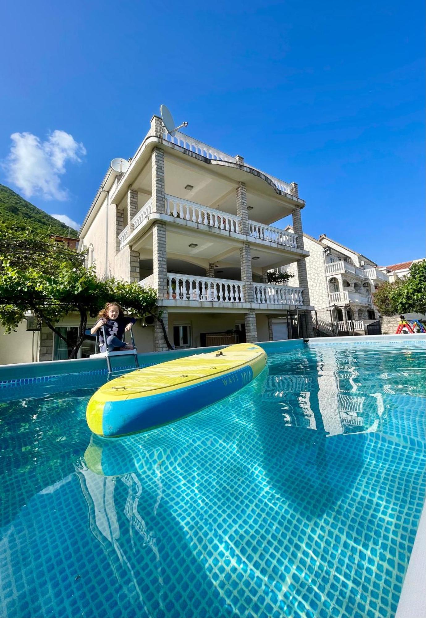 Апарт готель Family House With Pool & Sea View Бієла Екстер'єр фото