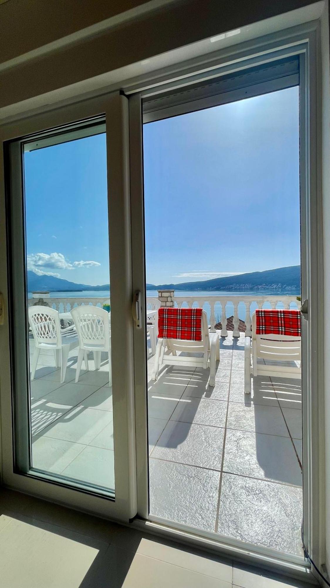 Апарт готель Family House With Pool & Sea View Бієла Екстер'єр фото