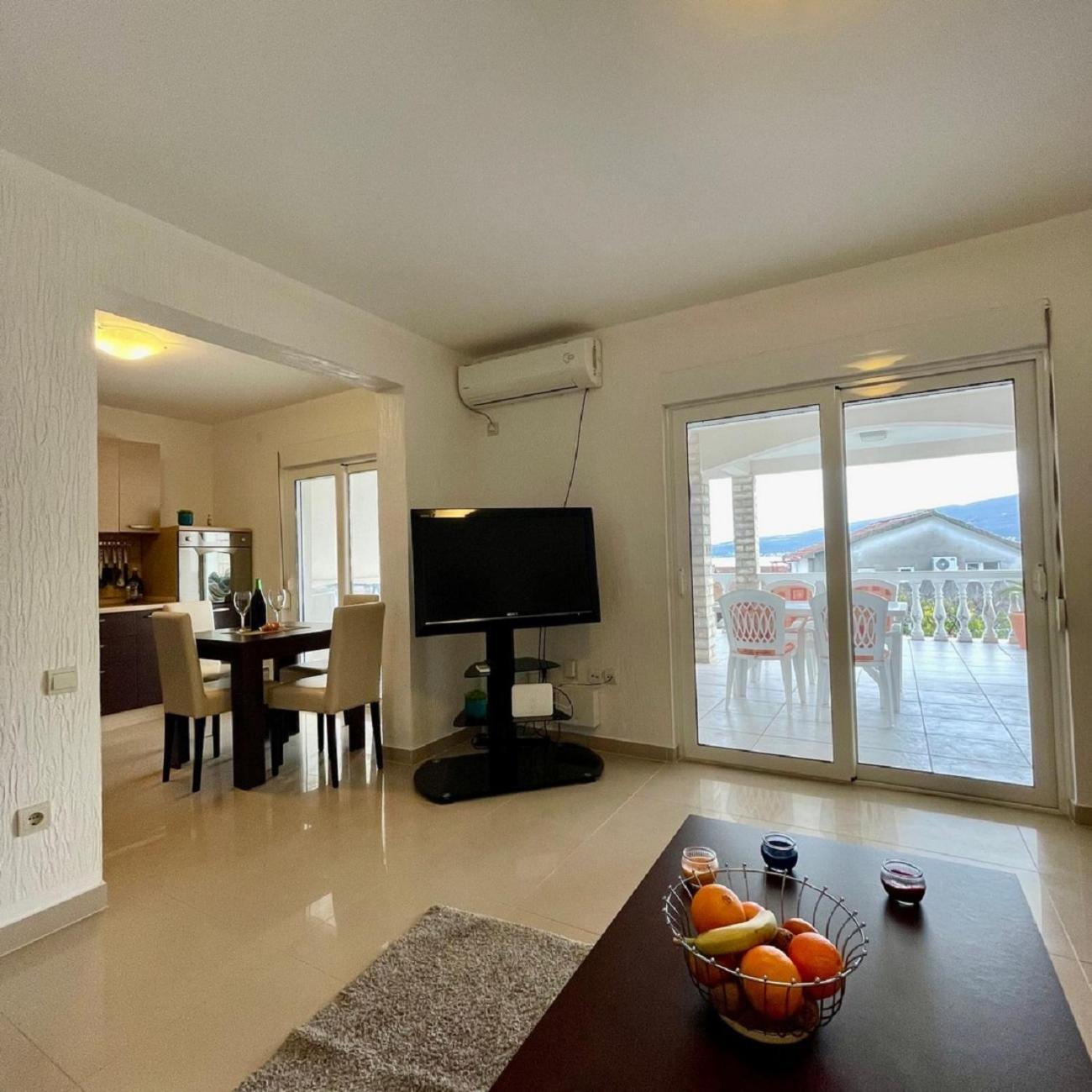 Апарт готель Family House With Pool & Sea View Бієла Екстер'єр фото