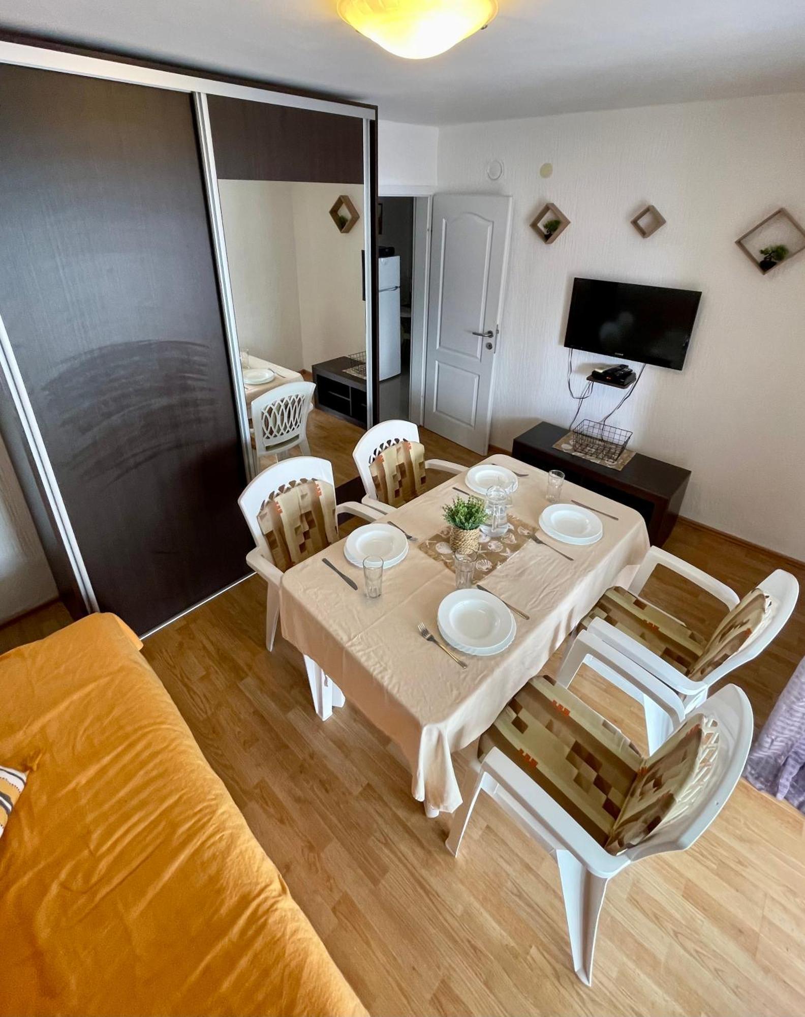 Апарт готель Family House With Pool & Sea View Бієла Екстер'єр фото